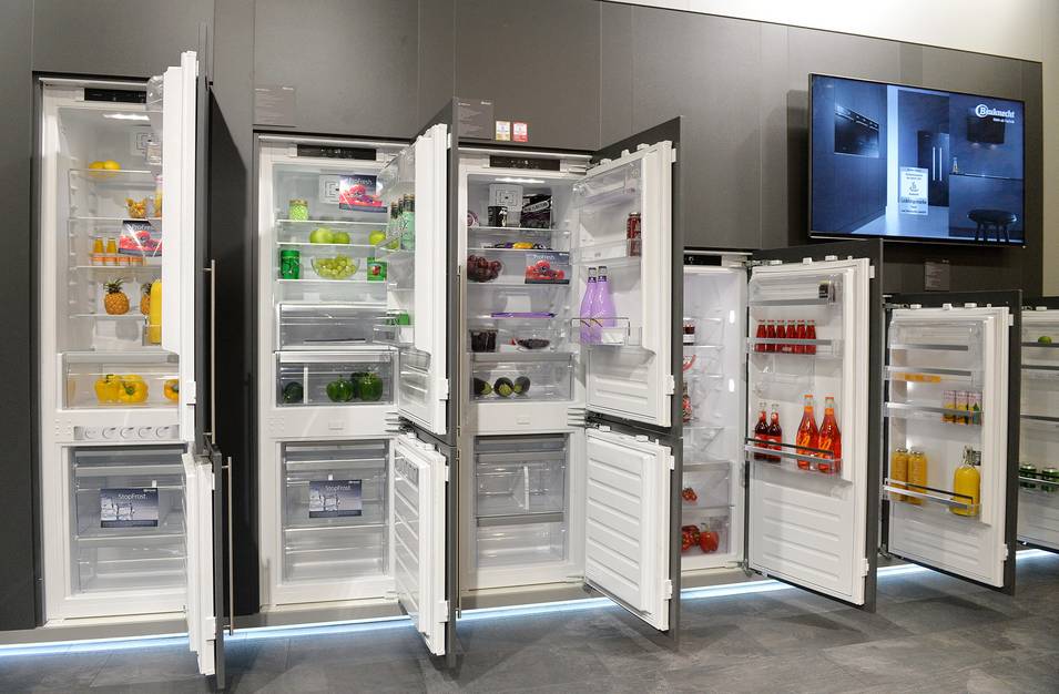 Sechs Kühlschränke in verschiedenen Größen