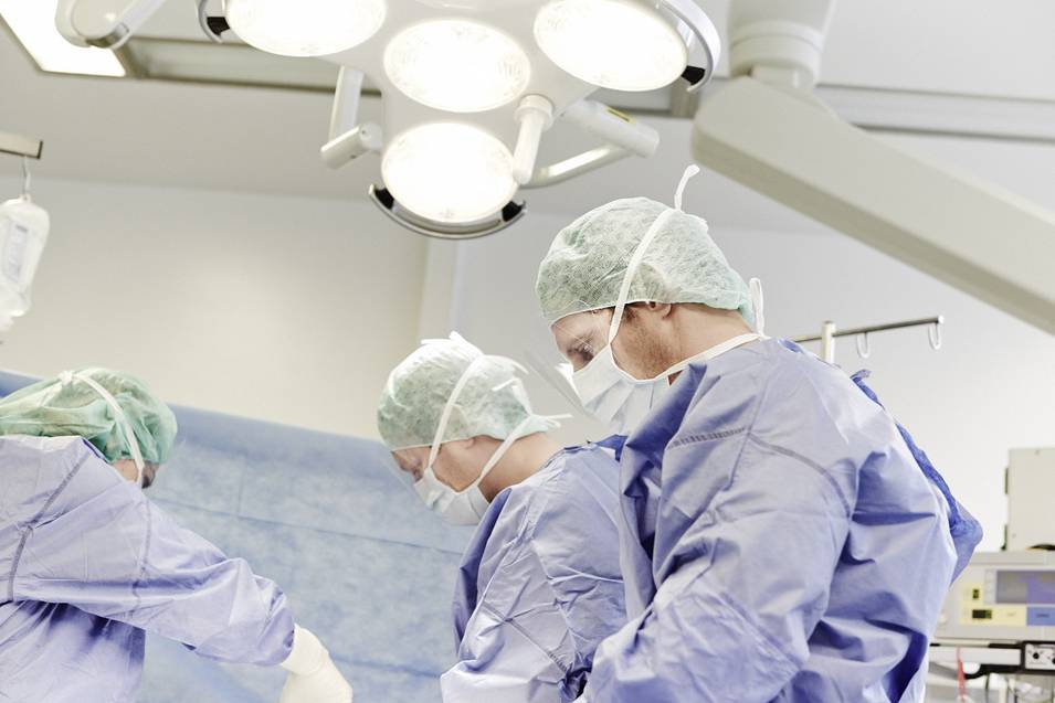 Bild von drei Ärzten während einer OP