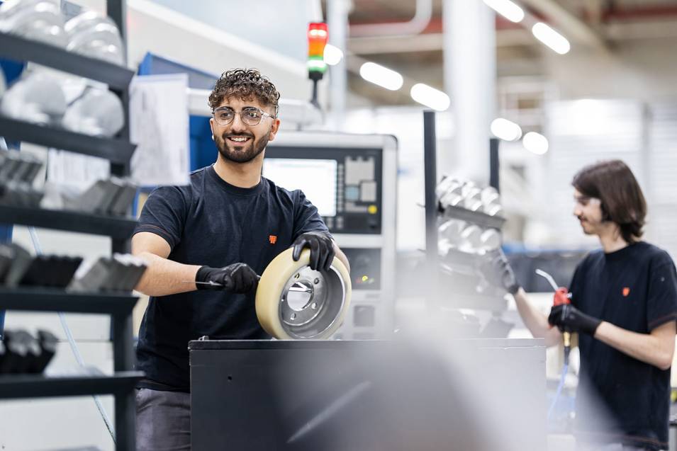 Photoshooting of apprentices at work in the wheels and castors production 7