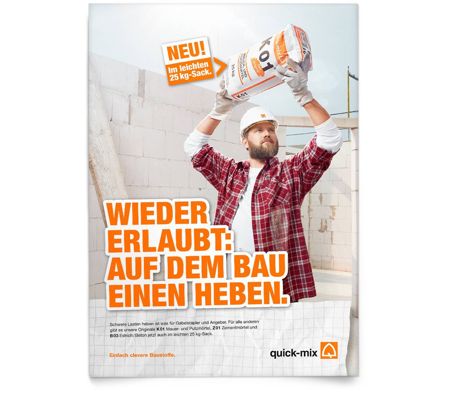 Anzeigenmotiv quickmix 25kg Sack. Bauarbeiter auf Baustelle hält Zementsack über seinem Kopf. Headline: Wieder erlaubt: Auf dem Bau einen heben!