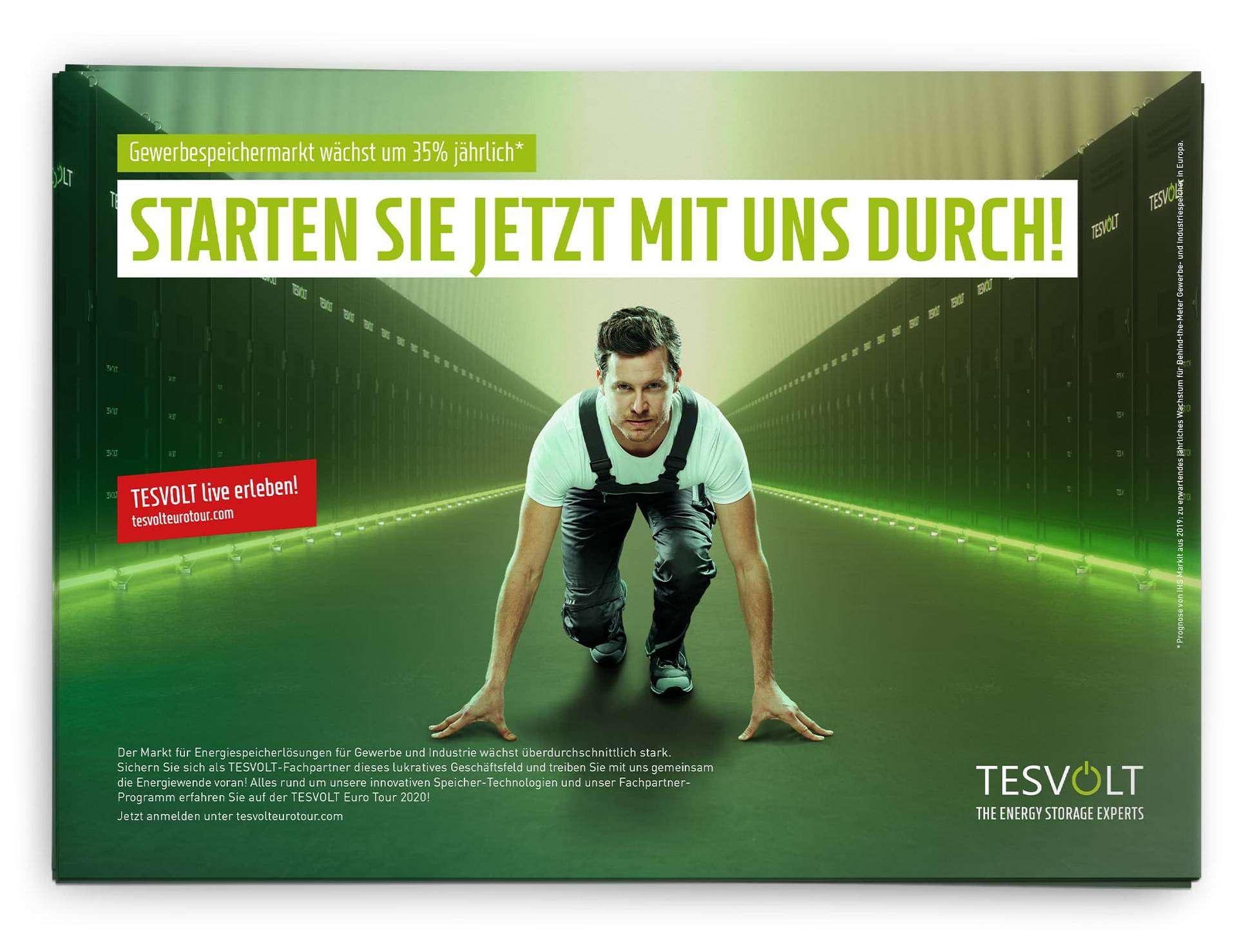 Print ad Campaign motif: On the right and left side of the picture, energy storage units form a trellis. In between, an electrician in the starting position. 