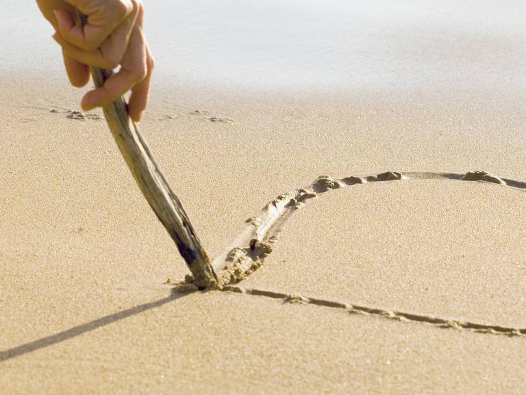 Ein Herz wurde in den Sand gemalt