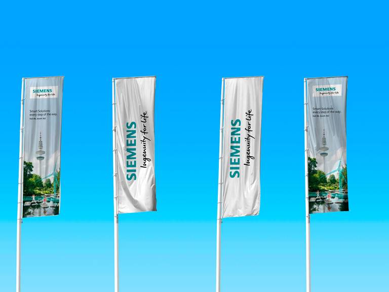Vier Flaggen mit Werbung für die Wind Energy Hamburg 2016